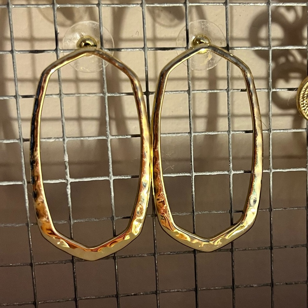 Kendra Scott drop earrings